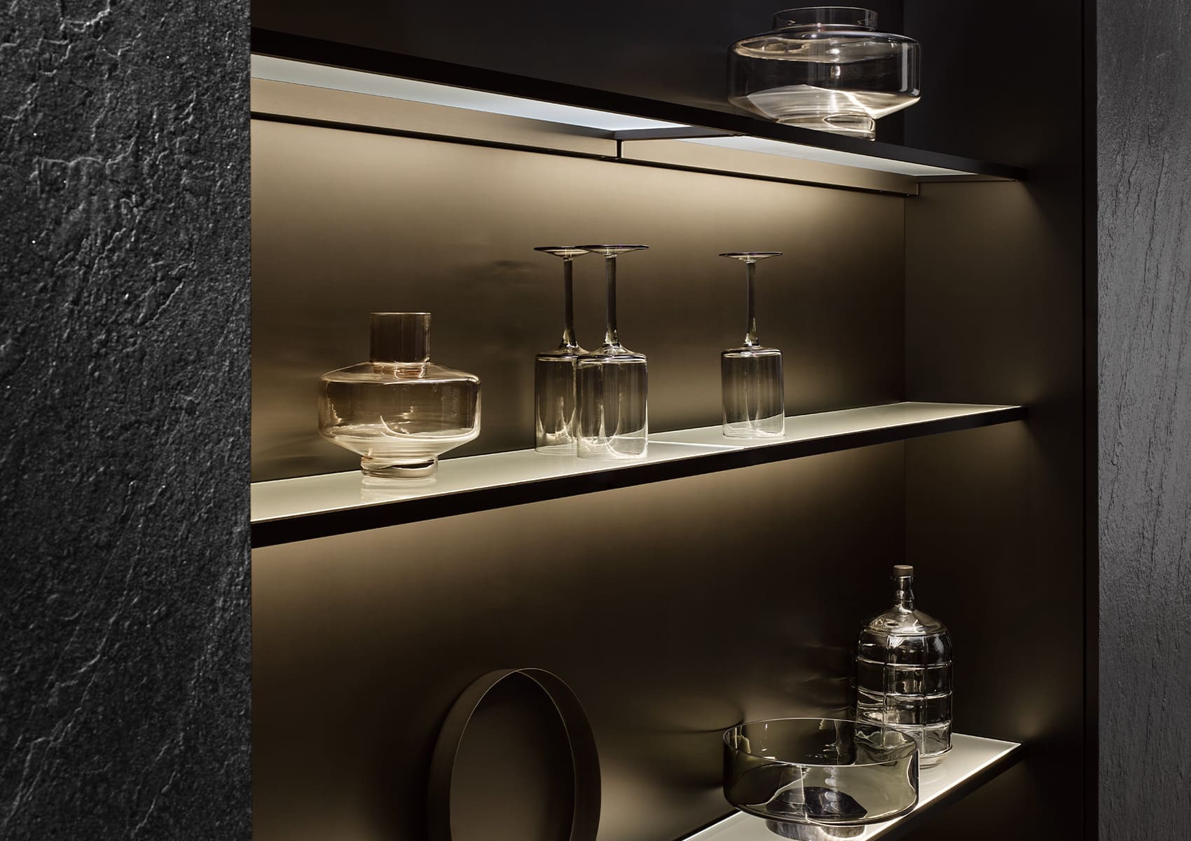 Etagere-lumineuese-cuisine-ouverte-îlot-central-silver-star-häcker-cuisine-privee-collection-systemat-av-7030