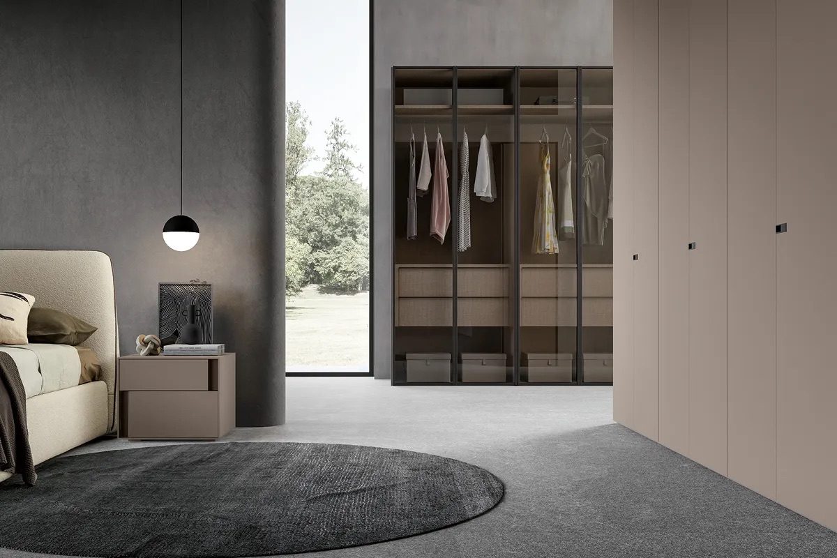 armoire-battante-luxueuse-avec-porte-en-verre-crystal-fume-poignee-slot-dressing-chic-collection-adok-cuisine-privee