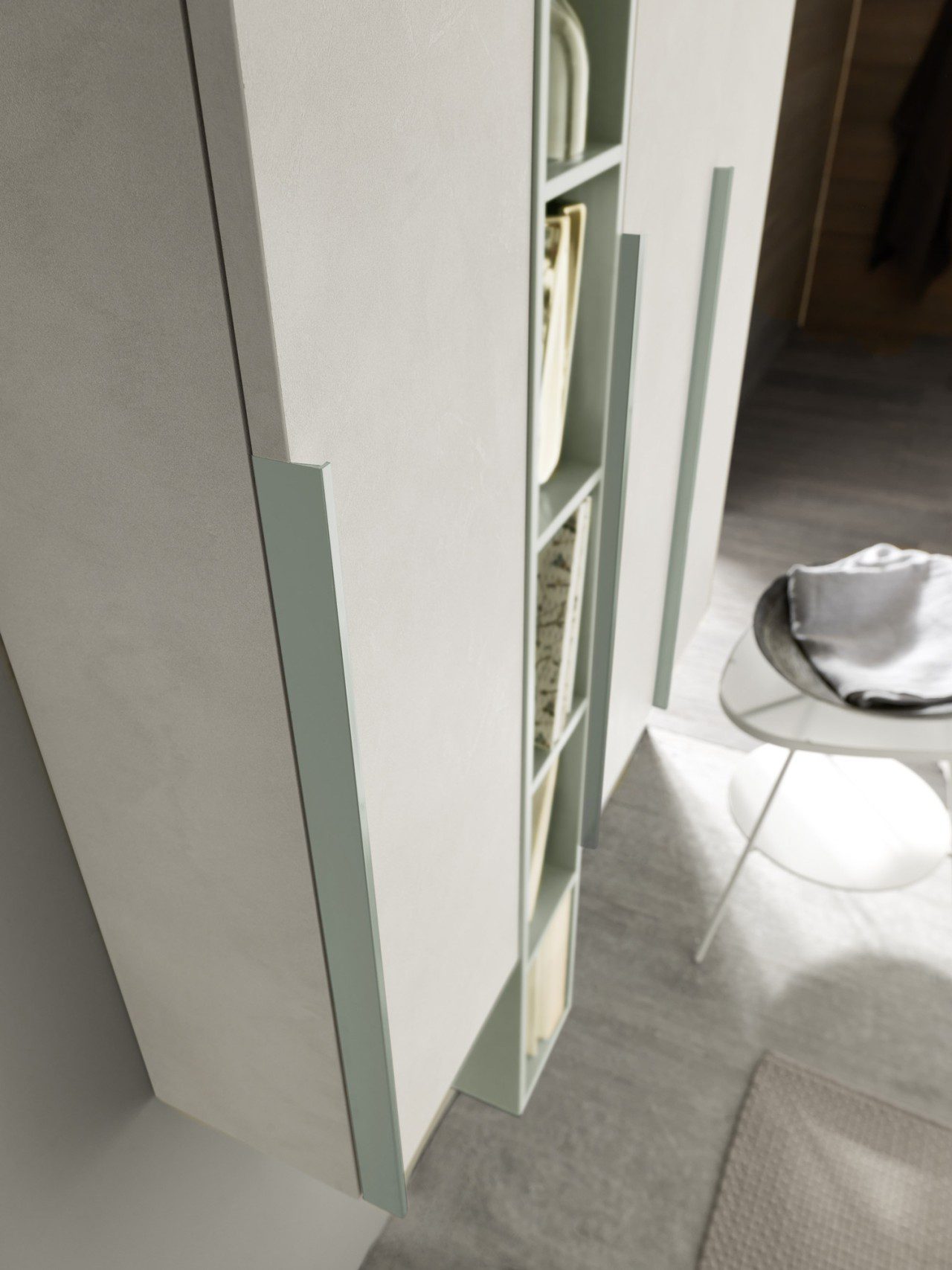 design-italien-module-ouvert-poignée-rappels-chromatiques