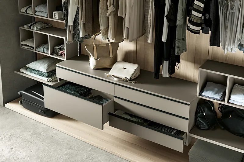 Dressing-ouvert-design-moderne-à-vue-linéaire-collection-adok-cuisine-privee-cabine-armadio