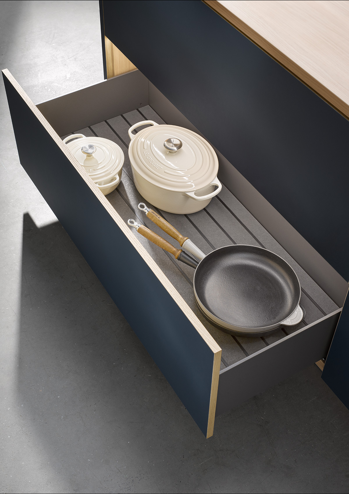 cuisine_contemporaine_sans_poignee_KuchenArt_boiserie_chene_clair_bleu_design_epure