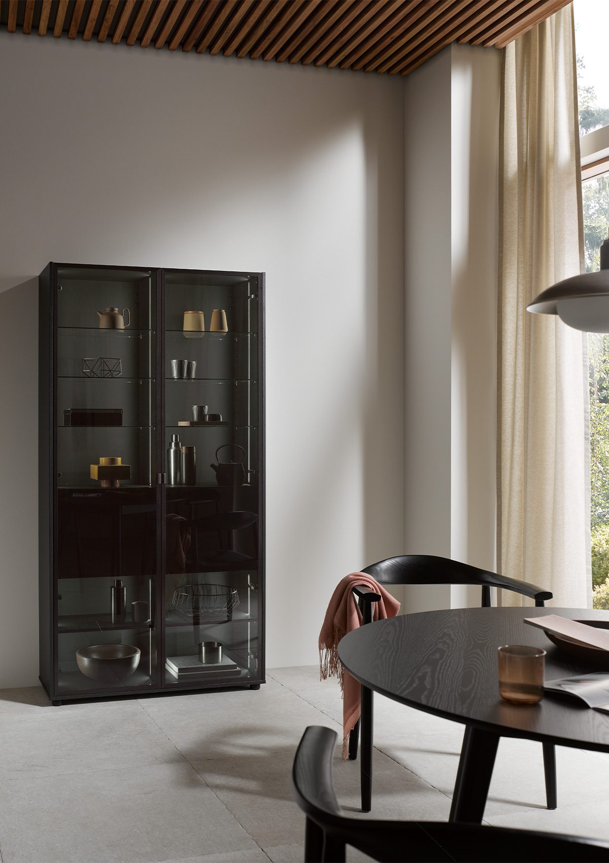 Cuisine_contemporaine_vitrine_parsol_métal_graphite_modern_KüchenArt