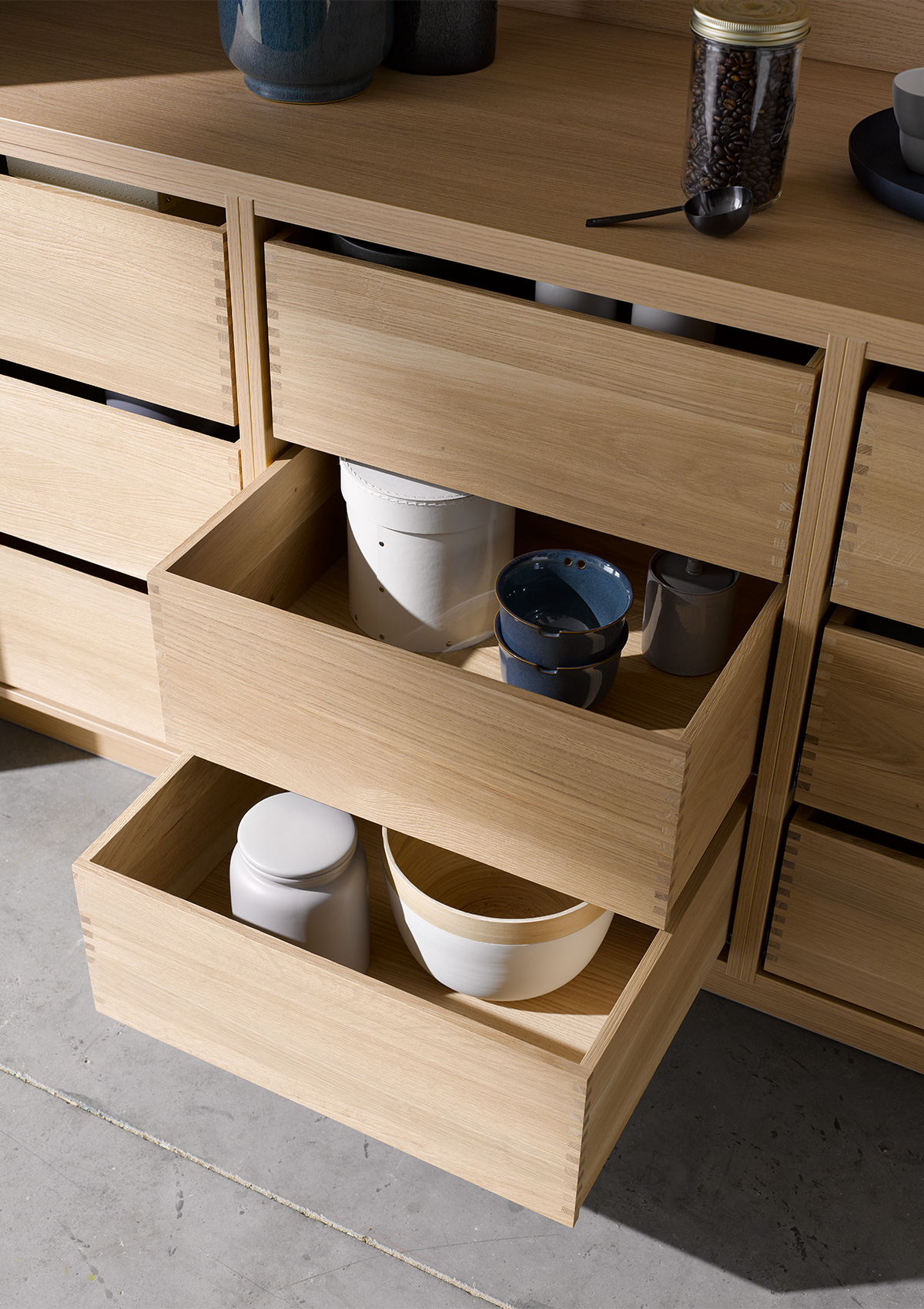 cuisine_ouverte_sur_mesure_KuchenArt_design_fonctionnel_boiserie_chene_clair