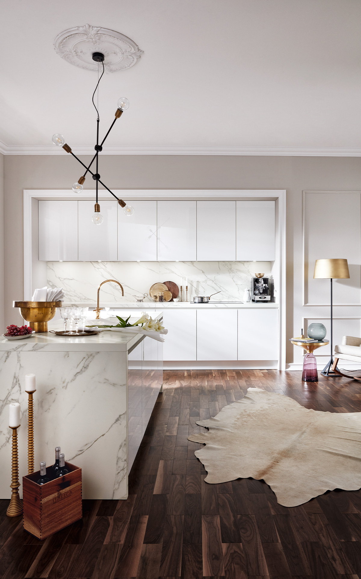 cuisine_moderne_design_blanc_marbre_kuchen_art