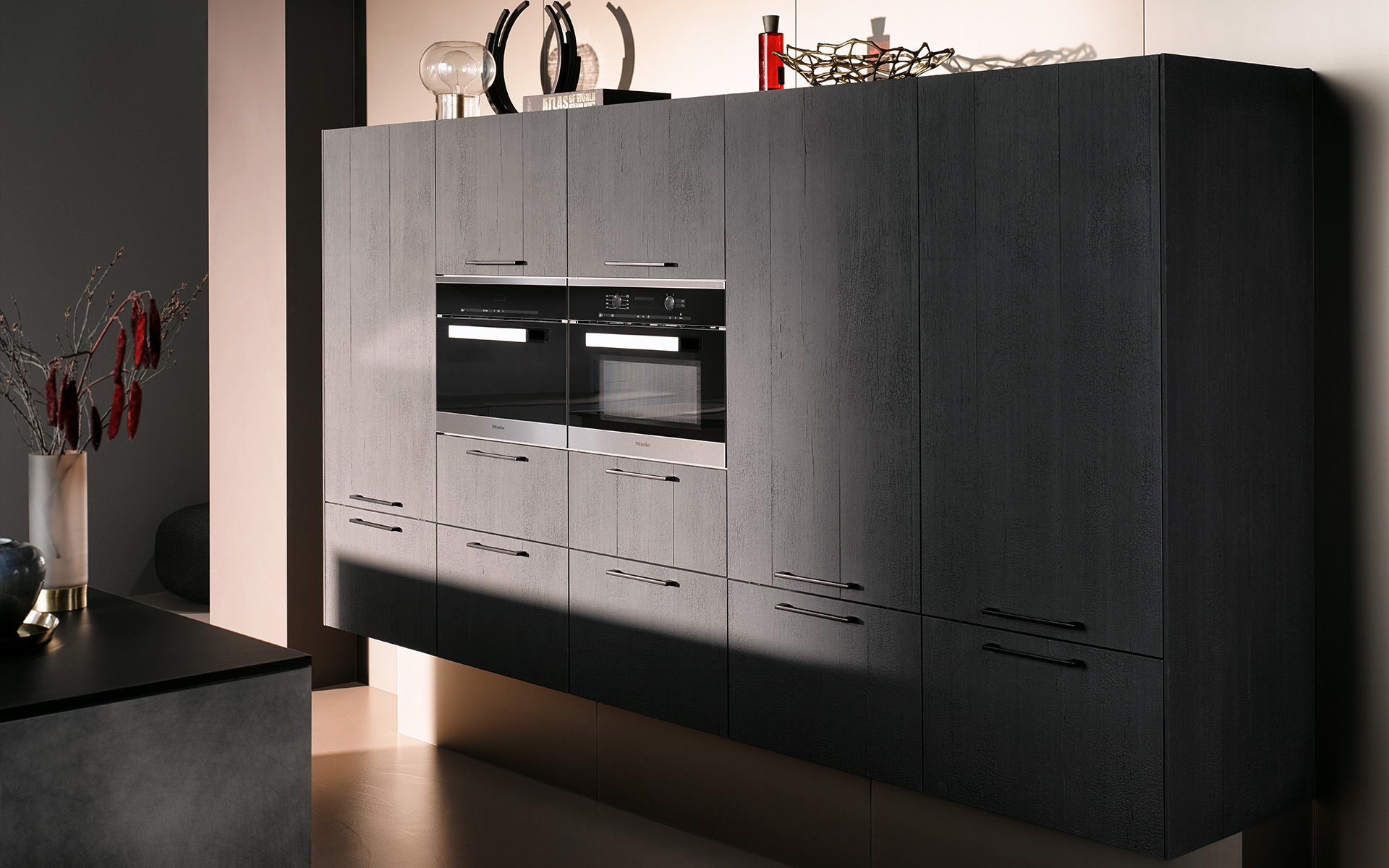 cuisine_tendance_noire_vitrines_suspension_kuchen_art