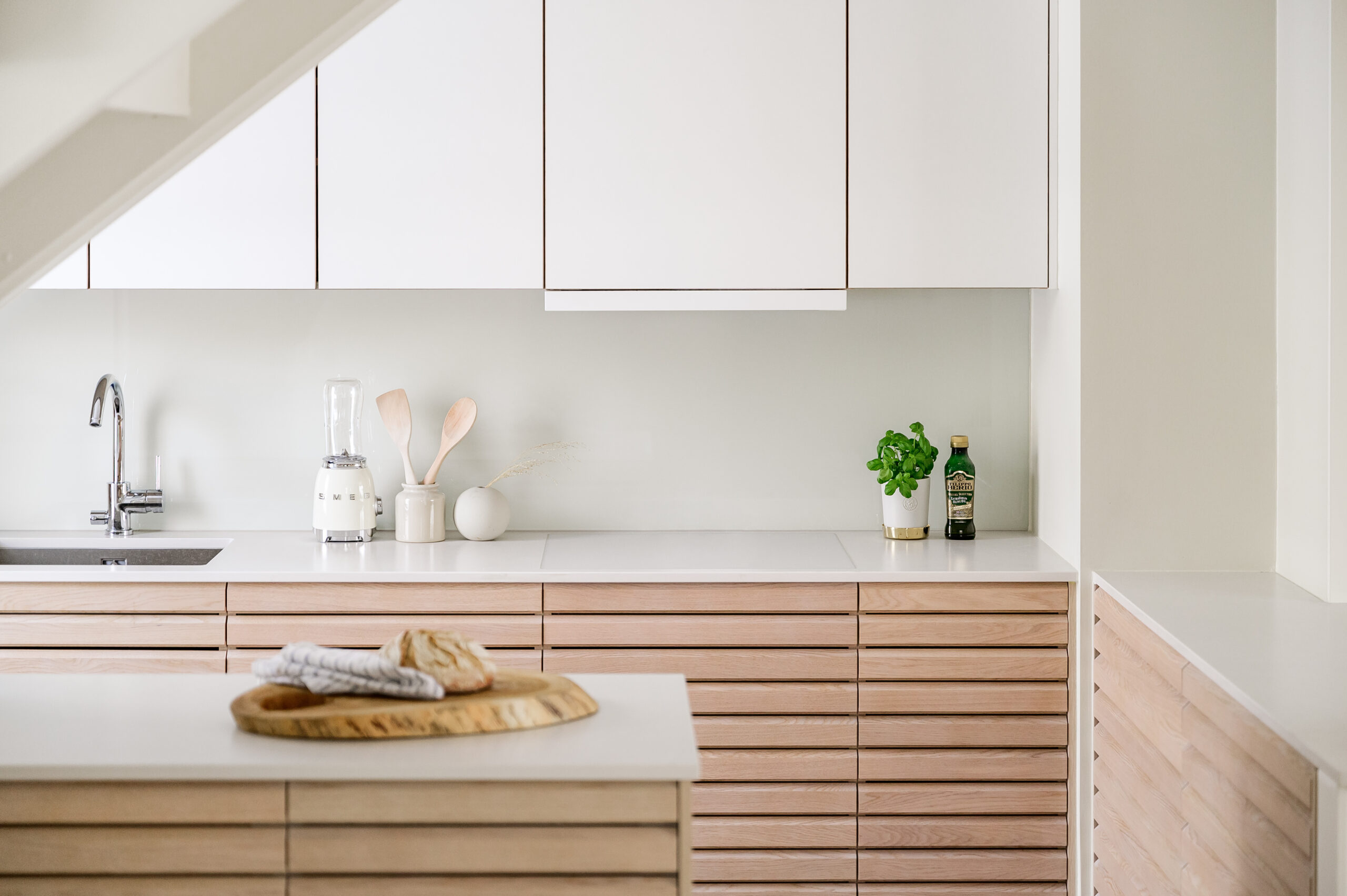plan_de_travail_quartz_soft_beige_subtle_marbling_kitchen_oak_cabinetry_kuchen_art