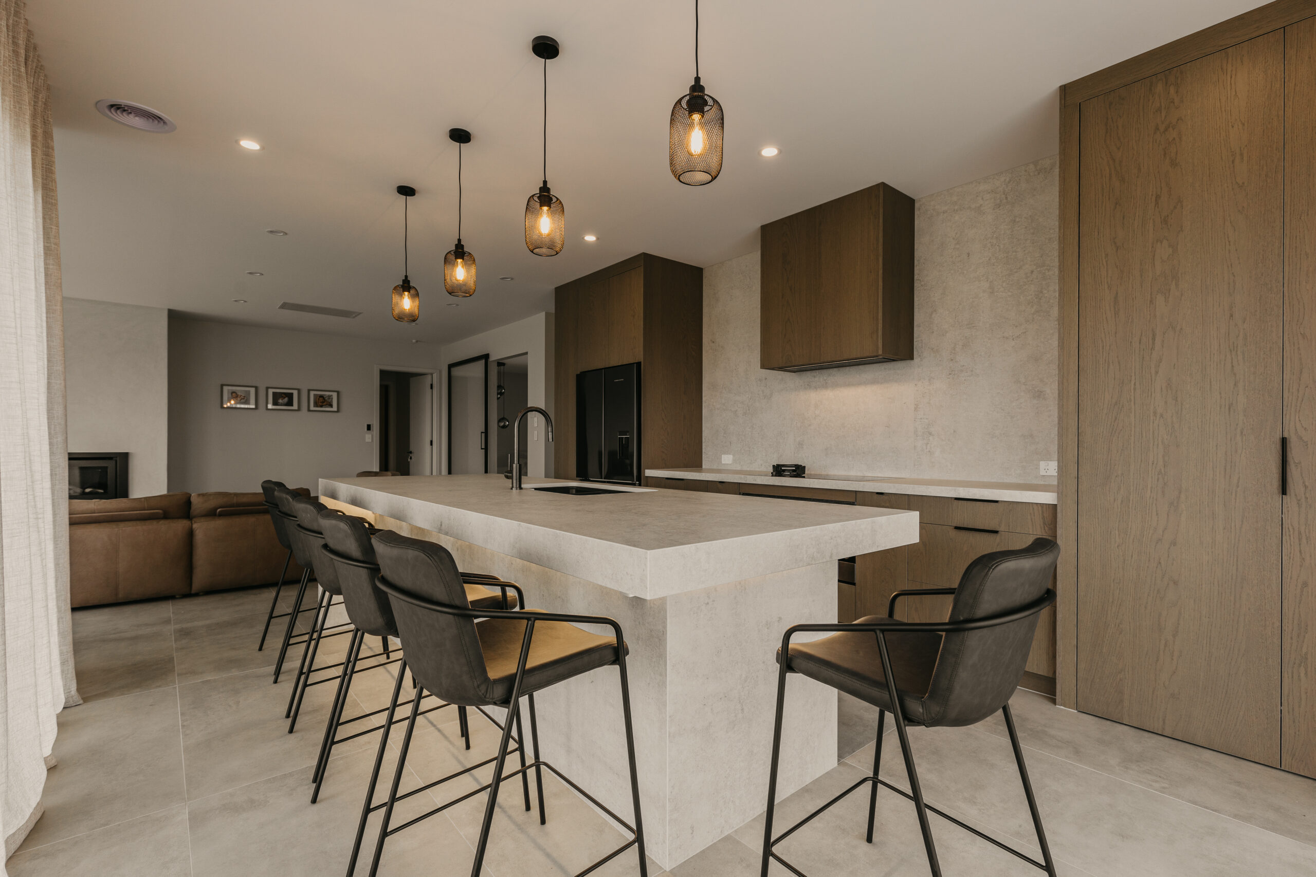 plan_de_travail_quartz_soft_beige_subtle_marbling_spacious_kitchen_setting_kuchen_art